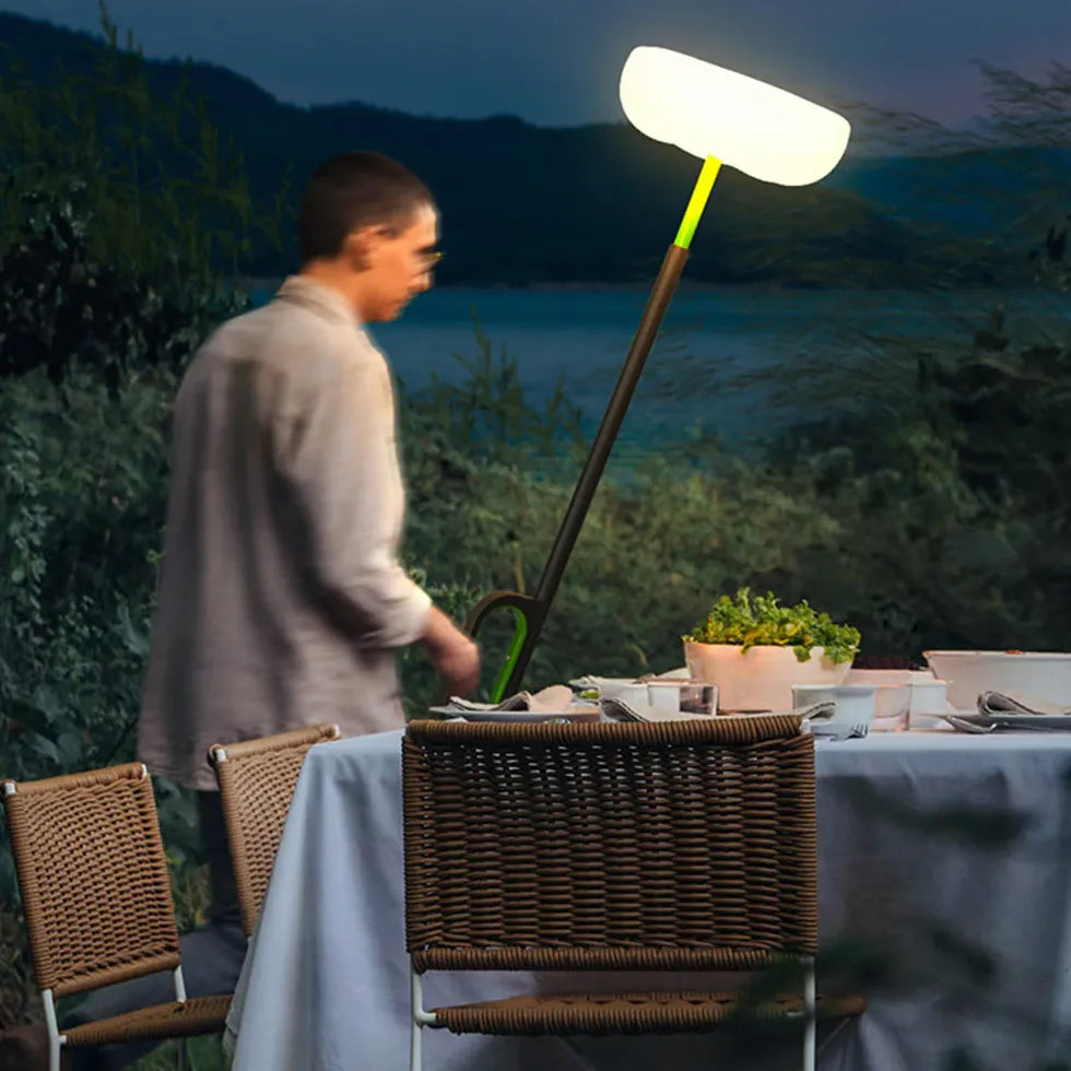 High-pole solar outdoor floor lamp